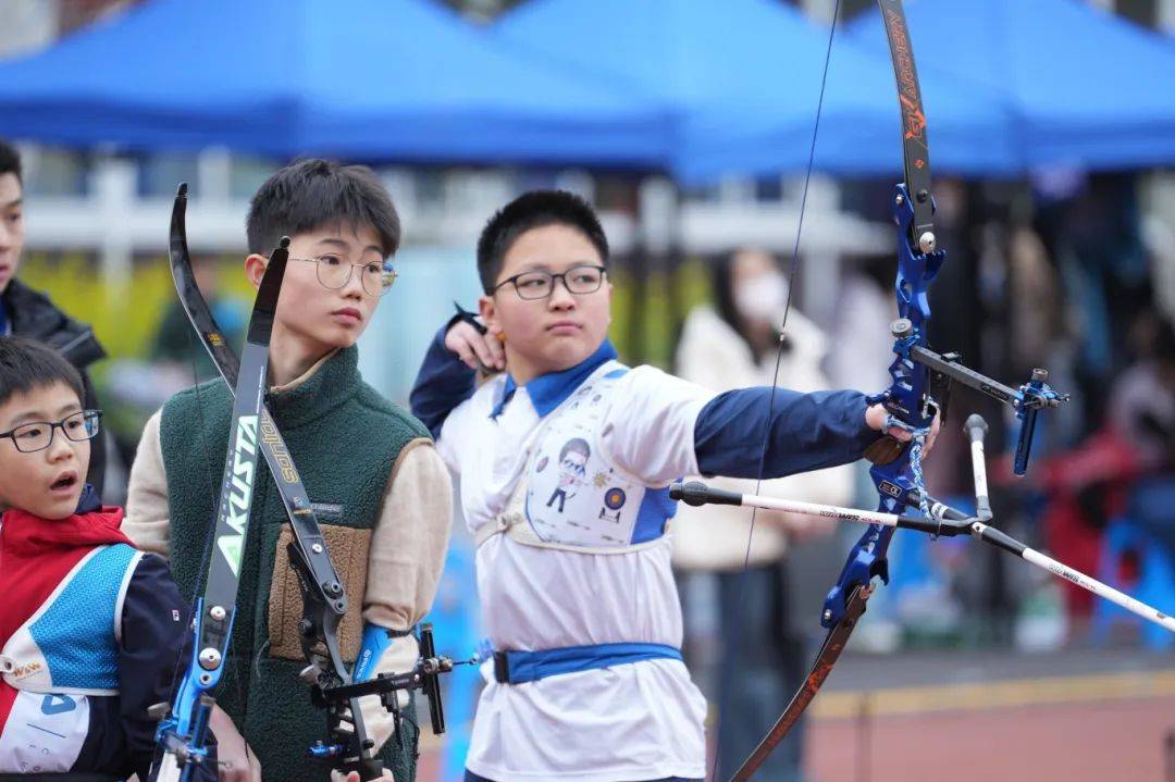 包含射箭比赛赛场一片沸腾，选手心无旁骛的词条