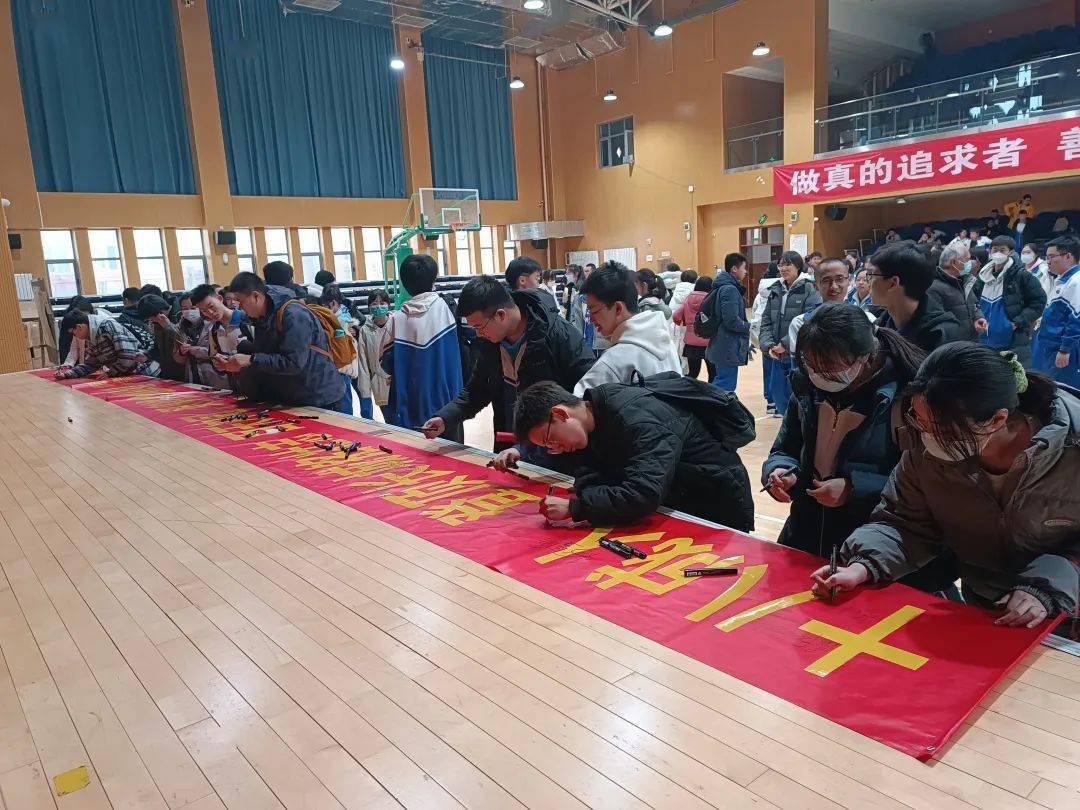 关于乙级联赛决赛倒计时，球迷热切期待，现场气氛热烈的信息